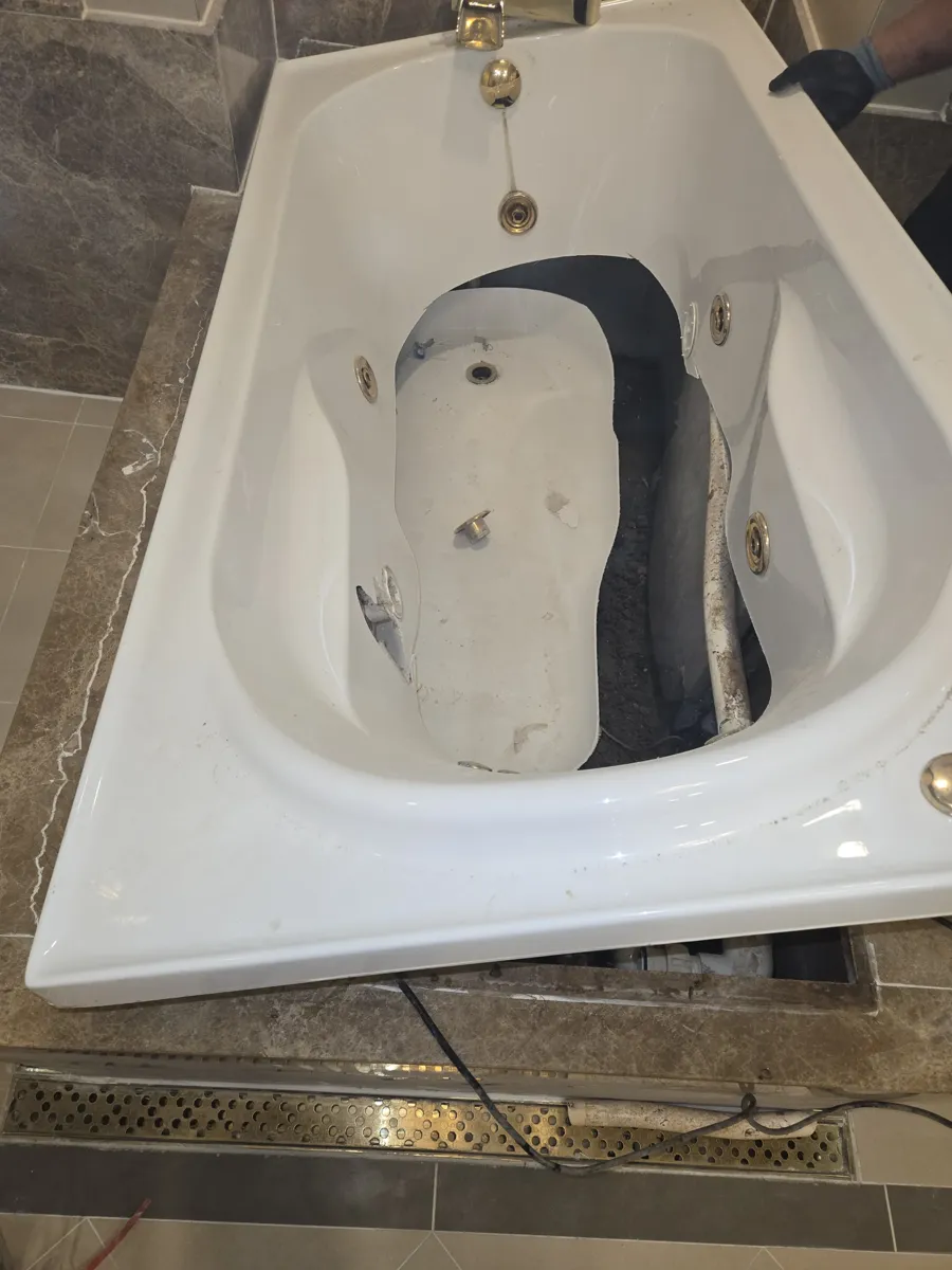 고양 일산 위시티자이2단지 월풀욕조 철거 및 일반욕조 교체 월풀욕조 본체를 나눠 해체하는 모습
