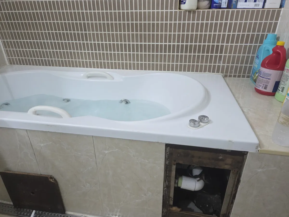 진주 현대성우트리펠리스 월풀욕조 모터 교체 모터 교체 후 월풀욕조에 물을 채운 작동 확인